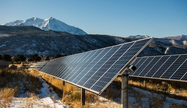 resized-colorado-solar-farm-NREL